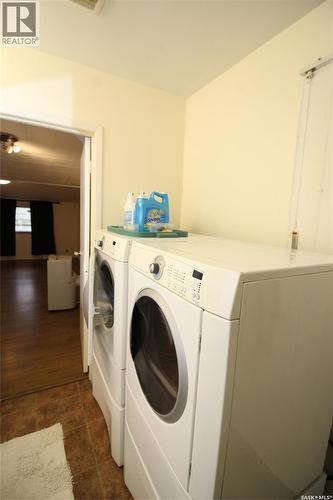 403 4Th Street W, Shaunavon, SK - Indoor Photo Showing Laundry Room