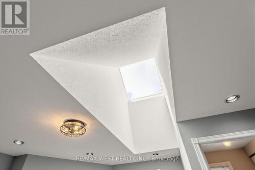 Skylight - 5519 Windy Hill Court, Mississauga, ON - 