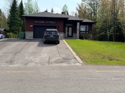 231 Rue Pierre-Mercure Saint-Charles-Borromée, QC J6E 0G5