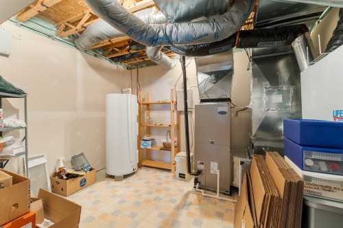 Rangement - 664 Av. Stéphane, Magog, QC - Indoor Photo Showing Basement