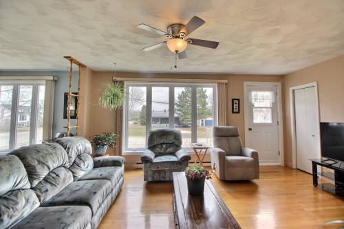 Salon - 582 Rue Dalquier, Amos, QC 
