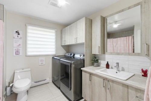 Bathroom - 43 Rue Jeanne-D'Arc, Châteauguay, QC - Indoor Photo Showing Laundry Room