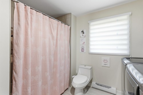 Bathroom - 43 Rue Jeanne-D'Arc, Châteauguay, QC - Indoor Photo Showing Bathroom