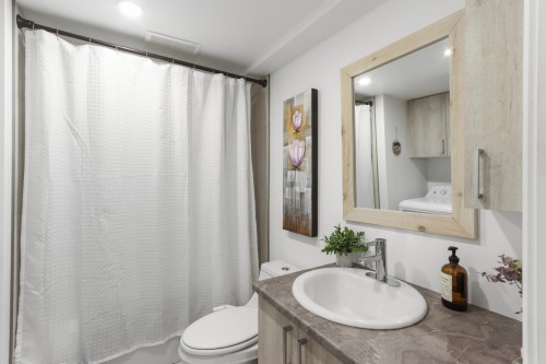 Bathroom - 43 Rue Jeanne-D'Arc, Châteauguay, QC - Indoor Photo Showing Bathroom
