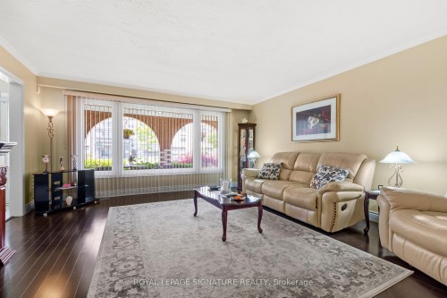 58 Centennial Parkway S, Hamilton, ON - Indoor Photo Showing Living Room