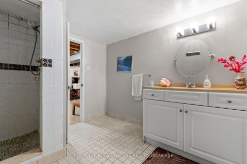58 Centennial Parkway S, Hamilton, ON - Indoor Photo Showing Bathroom