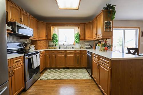 88 Second Avenue Sw, Teulon, MB - Indoor Photo Showing Kitchen With Double Sink