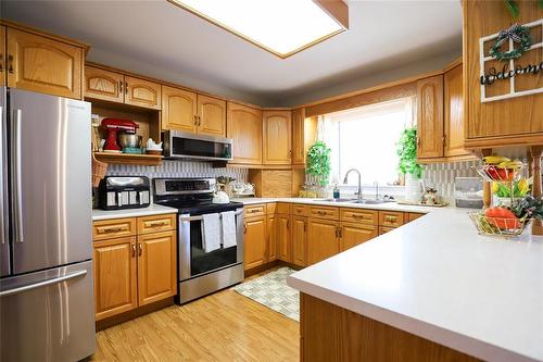 88 Second Avenue Sw, Teulon, MB - Indoor Photo Showing Kitchen With Double Sink