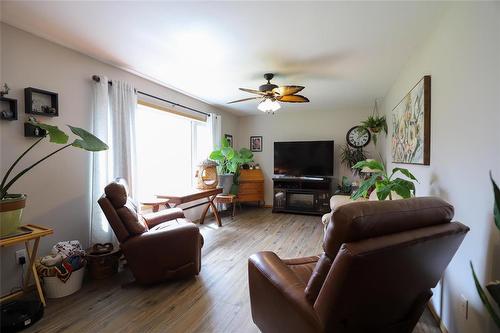 88 Second Avenue Sw, Teulon, MB - Indoor Photo Showing Living Room