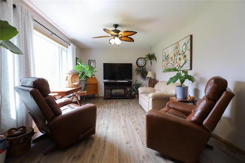 88 Second Avenue Sw, Teulon, MB - Indoor Photo Showing Living Room With Fireplace