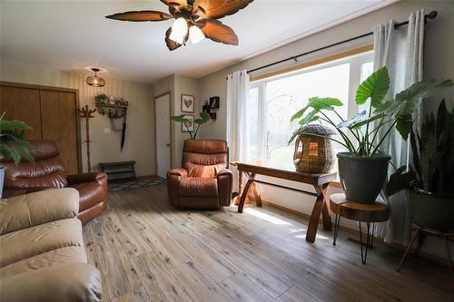 88 Second Avenue Sw, Teulon, MB - Indoor Photo Showing Living Room