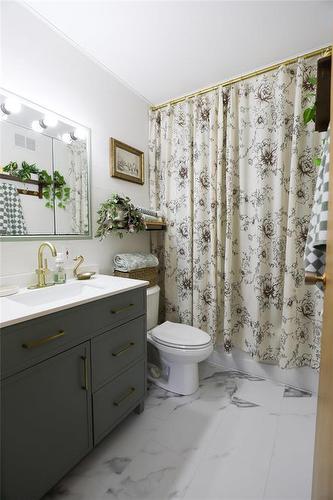 88 Second Avenue Sw, Teulon, MB - Indoor Photo Showing Bathroom
