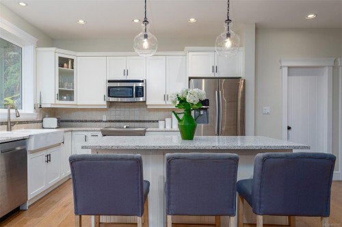 1622 Millstream Rd, Highlands, BC 