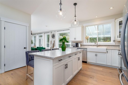 1622 Millstream Rd, Highlands, BC 