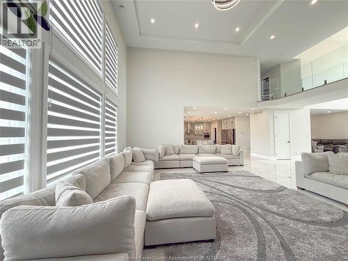 7 Cypress Pointe, Leamington, ON - Indoor Photo Showing Living Room
