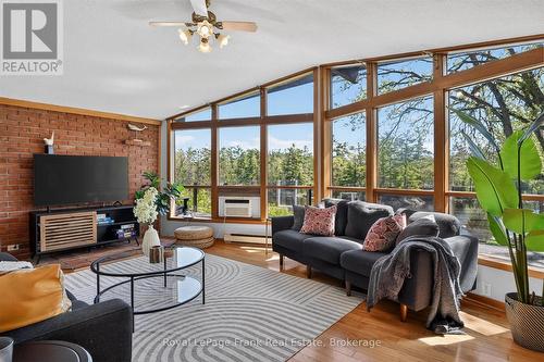 2633 Fire Route 49A, Selwyn, ON - Indoor Photo Showing Living Room