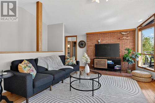 2633 Fire Route 49A, Selwyn, ON - Indoor Photo Showing Living Room