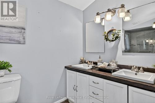 2633 Fire Route 49A, Selwyn, ON - Indoor Photo Showing Bathroom