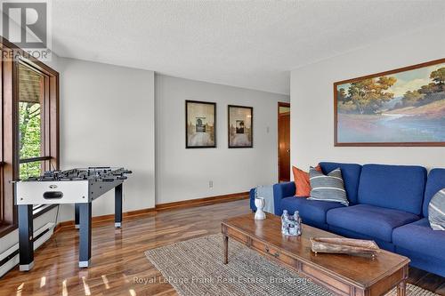 2633 Fire Route 49A, Selwyn, ON - Indoor Photo Showing Living Room