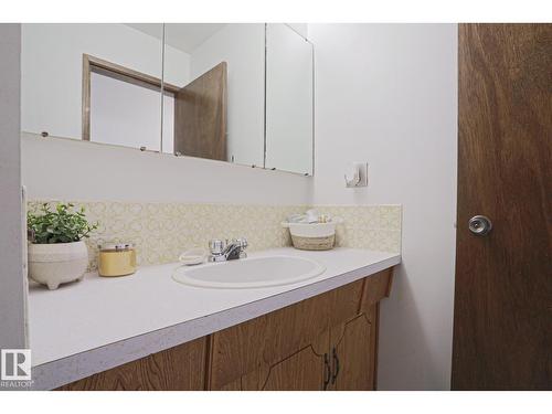 9324 80 Av Nw, Edmonton, AB - Indoor Photo Showing Bathroom
