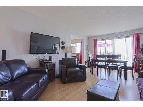 9324 80 Av Nw, Edmonton, AB - Indoor Photo Showing Living Room