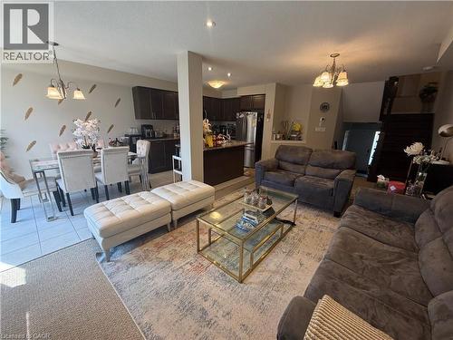 25 Bethune Avenue, Hamilton, ON - Indoor Photo Showing Living Room