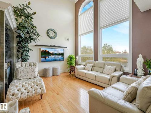 7516 161A Av Nw, Edmonton, AB - Indoor Photo Showing Living Room