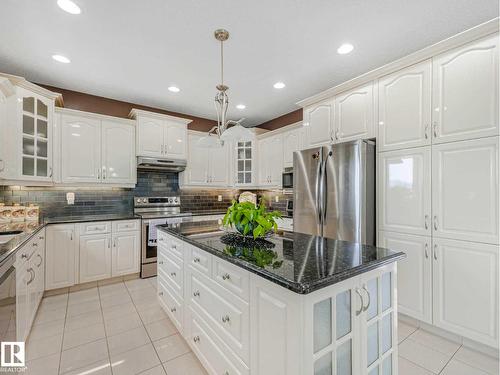 7516 161A Av Nw, Edmonton, AB - Indoor Photo Showing Kitchen With Upgraded Kitchen