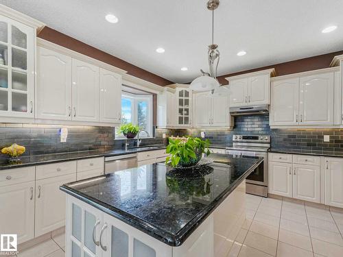7516 161A Av Nw, Edmonton, AB - Indoor Photo Showing Kitchen With Upgraded Kitchen