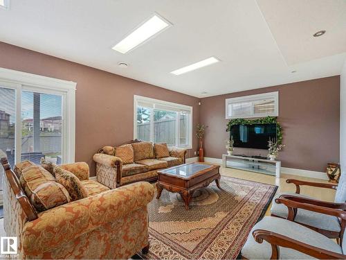 7516 161A Av Nw, Edmonton, AB - Indoor Photo Showing Living Room