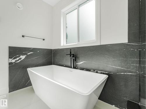 10963 129 St Nw, Edmonton, AB - Indoor