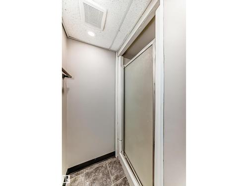 8516 190 St Nw, Edmonton, AB - Indoor