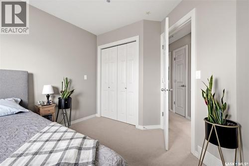 2090 Laurier Bay E, Regina, SK - Indoor Photo Showing Bedroom