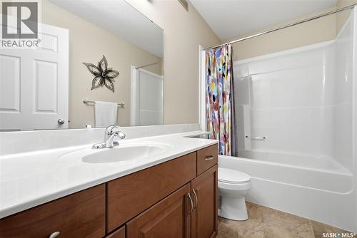2090 Laurier Bay E, Regina, SK - Indoor Photo Showing Bathroom