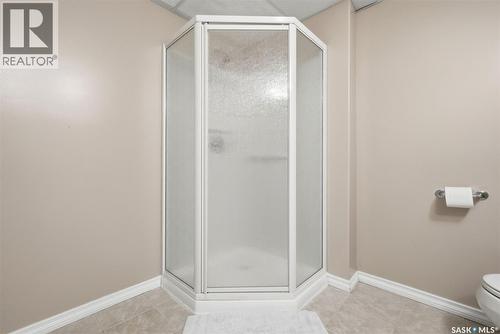 2090 Laurier Bay E, Regina, SK - Indoor Photo Showing Bathroom