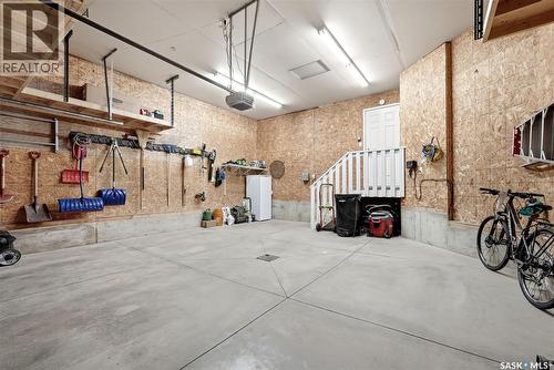2090 Laurier Bay E, Regina, SK - Indoor Photo Showing Garage
