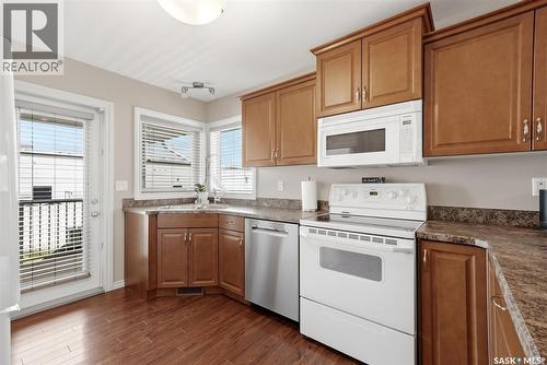 2090 Laurier Bay E, Regina, SK - Indoor Photo Showing Kitchen