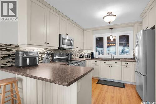 5 Leyden Crescent, Saskatoon, SK - Indoor Photo Showing Kitchen With Double Sink With Upgraded Kitchen