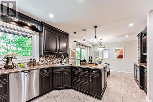 42 Sycamore Drive, Markham, ON - Indoor Photo Showing Kitchen With Upgraded Kitchen