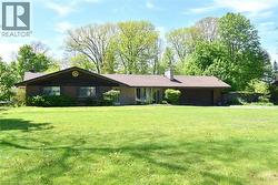 938 COURTLAND Drive Ancaster, ON L9G 3L1