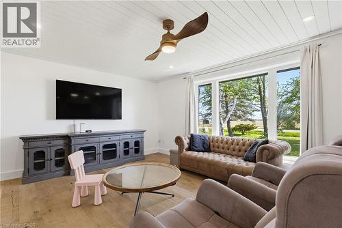 260 Binbrook Road, Binbrook, ON - Indoor Photo Showing Living Room