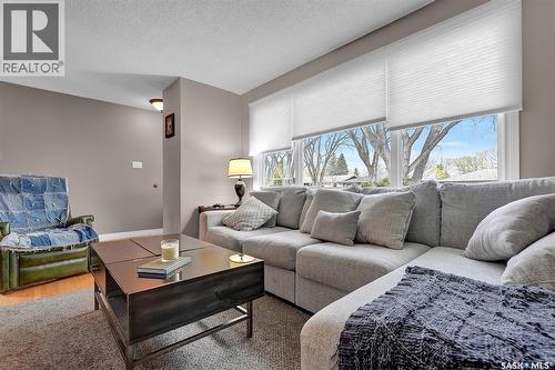 3211 29Th Avenue, Regina, SK - Indoor Photo Showing Living Room