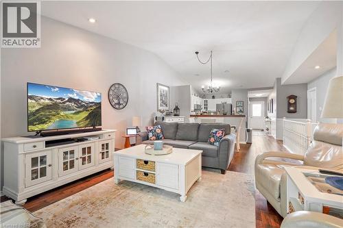 24 Griffiths Drive Unit# 9, Paris, ON - Indoor Photo Showing Living Room