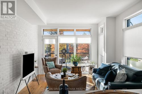 1127 North River Road, Ottawa, ON - Indoor Photo Showing Living Room