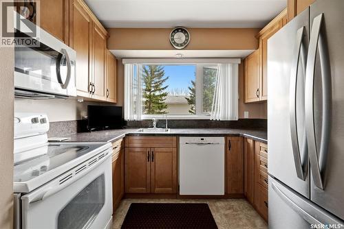 15 Hudson Drive, Regina, SK - Indoor Photo Showing Kitchen