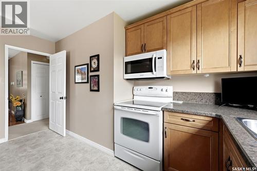 15 Hudson Drive, Regina, SK - Indoor Photo Showing Kitchen