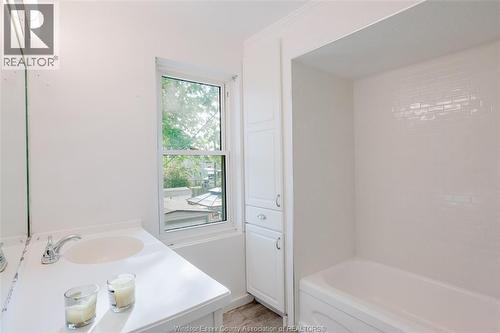 1054 Glidden, Windsor, ON - Indoor Photo Showing Bathroom