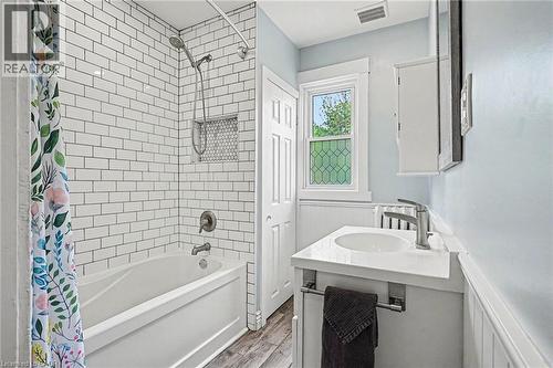 30 Province Street S, Hamilton, ON - Indoor Photo Showing Bathroom