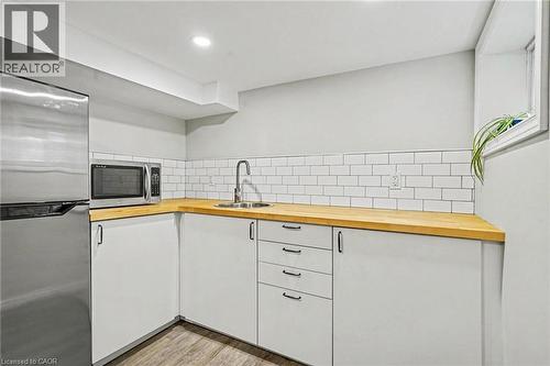 30 Province Street S, Hamilton, ON - Indoor Photo Showing Kitchen