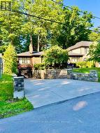 89 HOLYROOD AVENUE Oakville, ON L6K 2V4